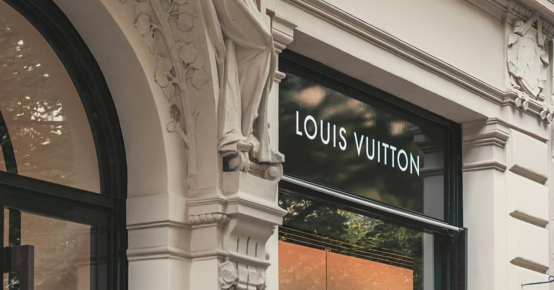 butiksvindue fra en Louis Vuitton-butik