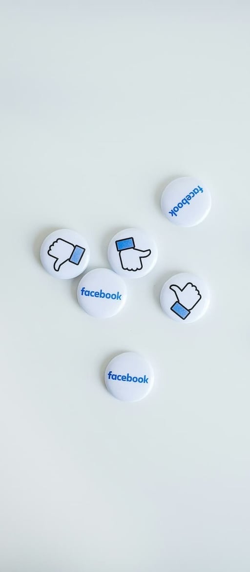 Knapper med Facebook-logoer på et bord